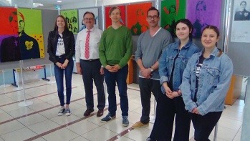 von links Nele Fischer (Klasse 10.2), Herr Hertel (Leiter des FinanzCenters), Ralph Wiese (Schulleiter), Joachim Hufnagel (Leiter der Kunst-AG), Anna Folterbauer (Klasse 10.2), Alina Kasper (Klasse 10.2) Schultze_Kathrin_2x